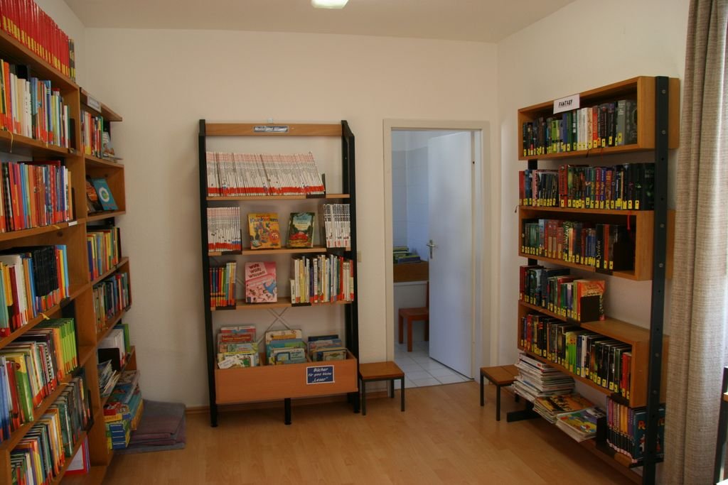 Der obere Büchereibereich gehörte den KIndern und Jugendlichen. Auch Fantasy war hier untergebracht.
