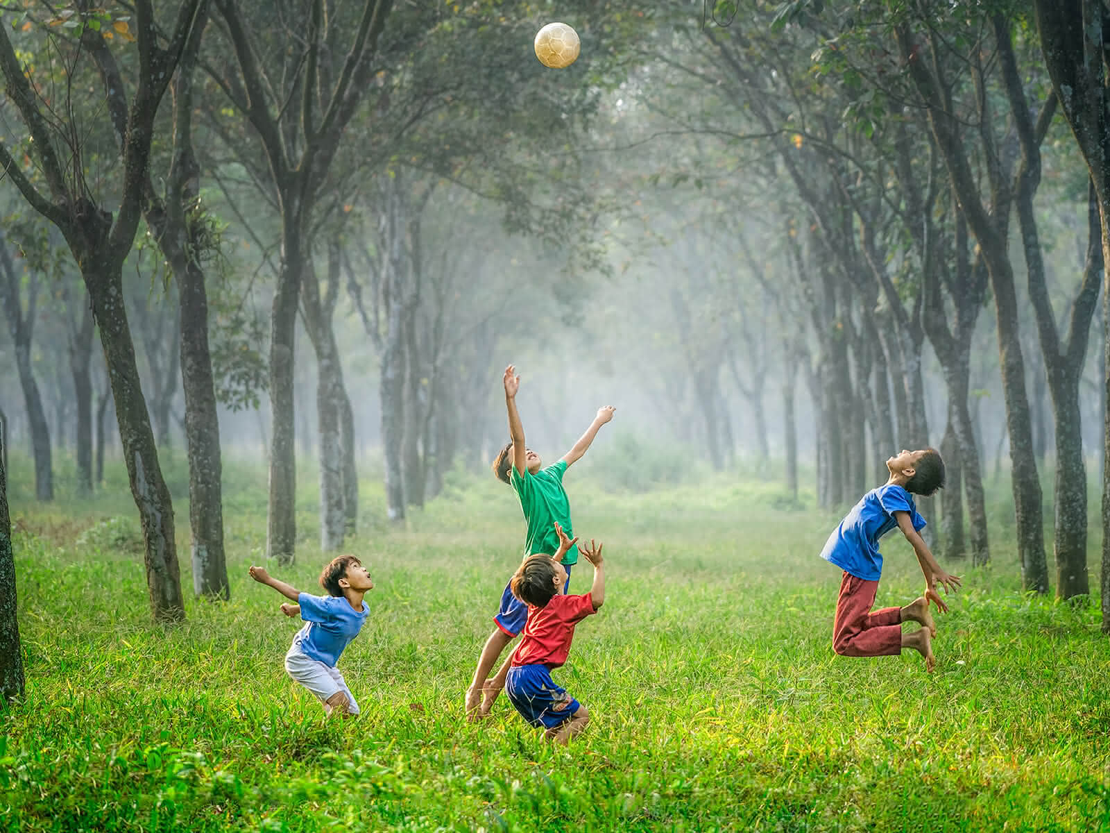 Ballspielende Kinder (c) Photo by Robert Collins on Unsplash
